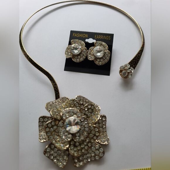 Stunning Classic Necklace and Earring Set NEW Never Worn. - Picture 13 of 15